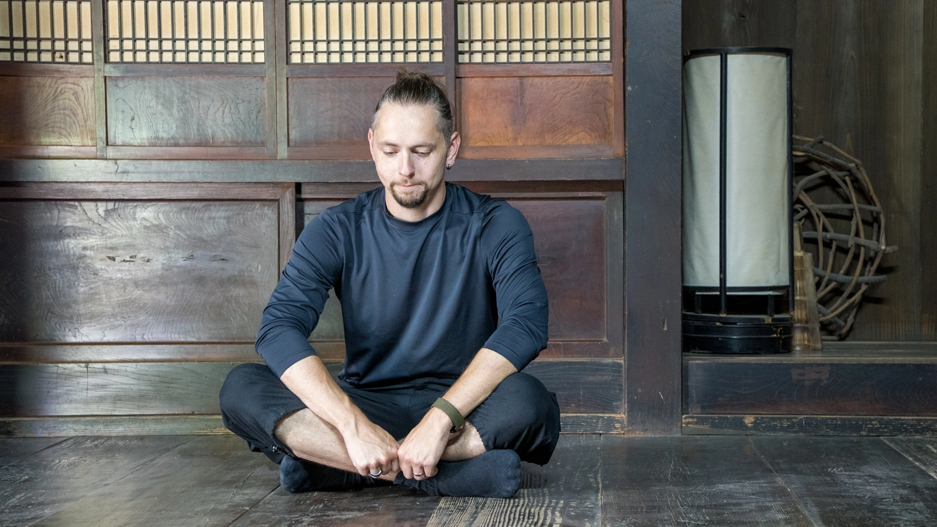 Das bin ich, in Japan in einem traditionellen Häusschen. Es war sehr schön dort.